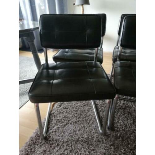 4 goede zweepstoelen met zwarte zitting