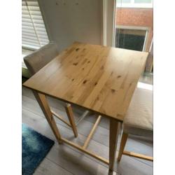 Hoge tafel met 2 krukken / stoelen