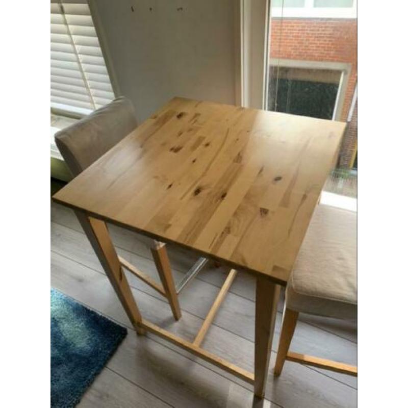 Hoge tafel met 2 krukken / stoelen