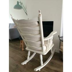 Mooie witte schommelstoel met uitwasbare bekleding.