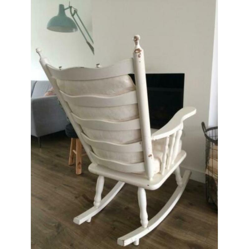 Mooie witte schommelstoel met uitwasbare bekleding.