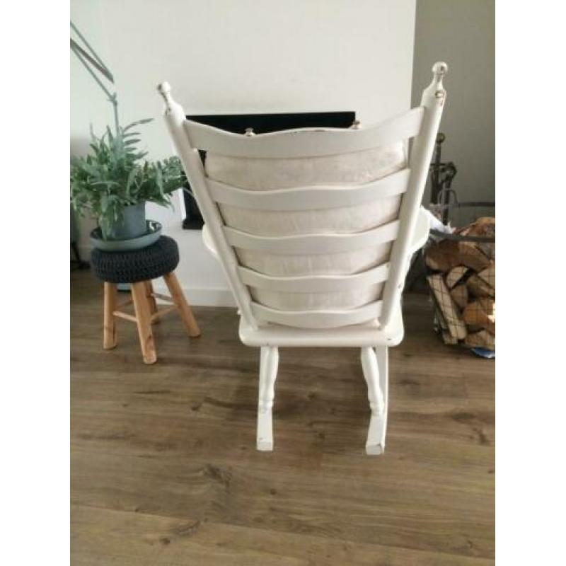 Mooie witte schommelstoel met uitwasbare bekleding.