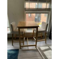Hoge tafel met 2 krukken / stoelen