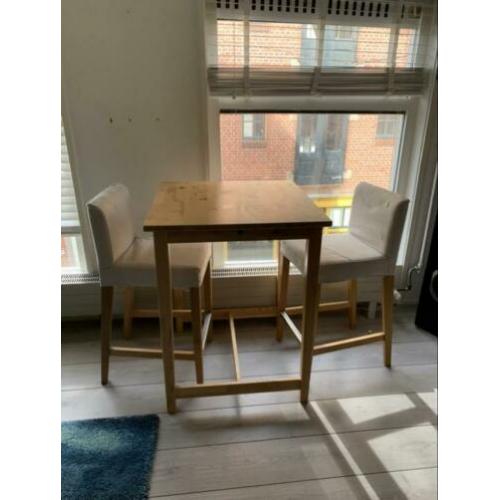 Hoge tafel met 2 krukken / stoelen