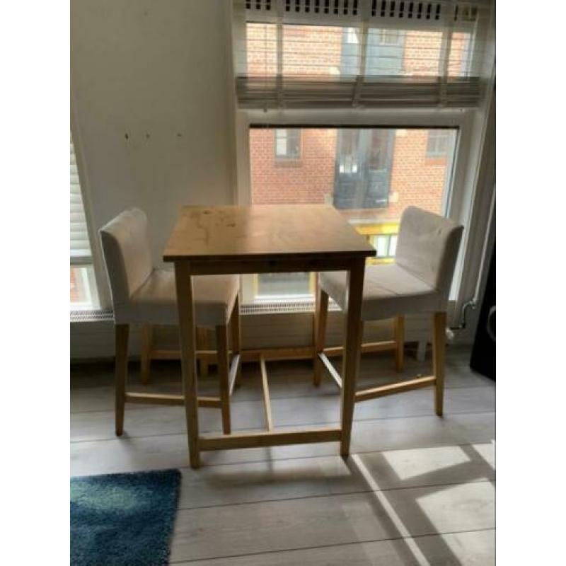 Hoge tafel met 2 krukken / stoelen