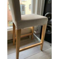 Hoge tafel met 2 krukken / stoelen