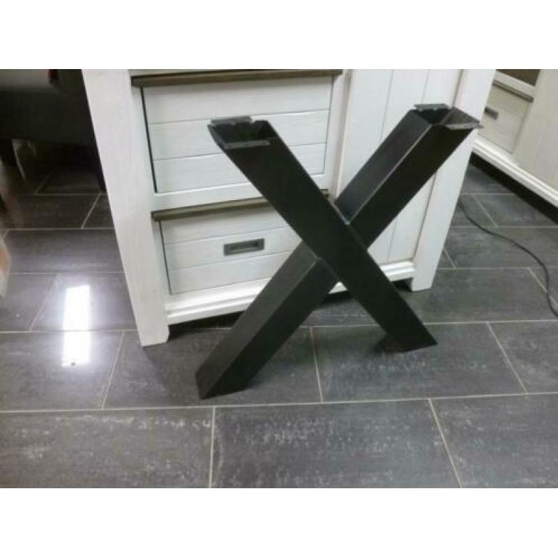 Industriele metalen eettafel en salontafelpoten
