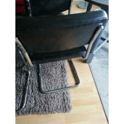 4 goede zweepstoelen met zwarte zitting