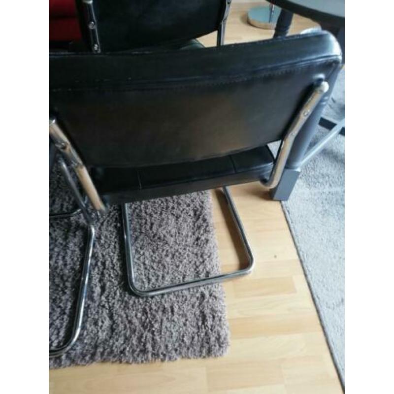 4 goede zweepstoelen met zwarte zitting