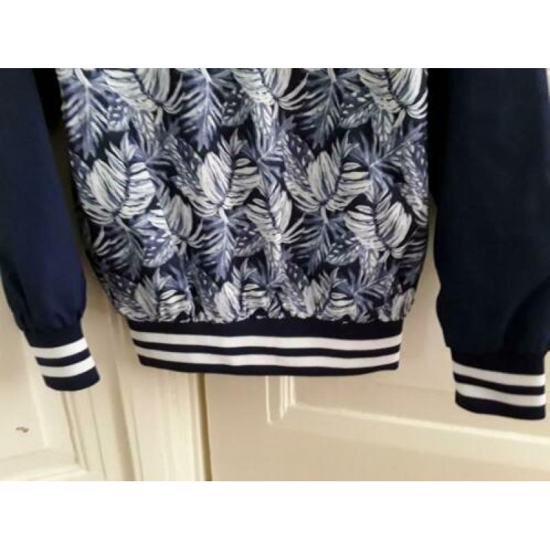 Mooie zomerjas met neonaccenten maat 122-128 nieuwstaat