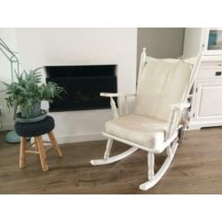 Mooie witte schommelstoel met uitwasbare bekleding.