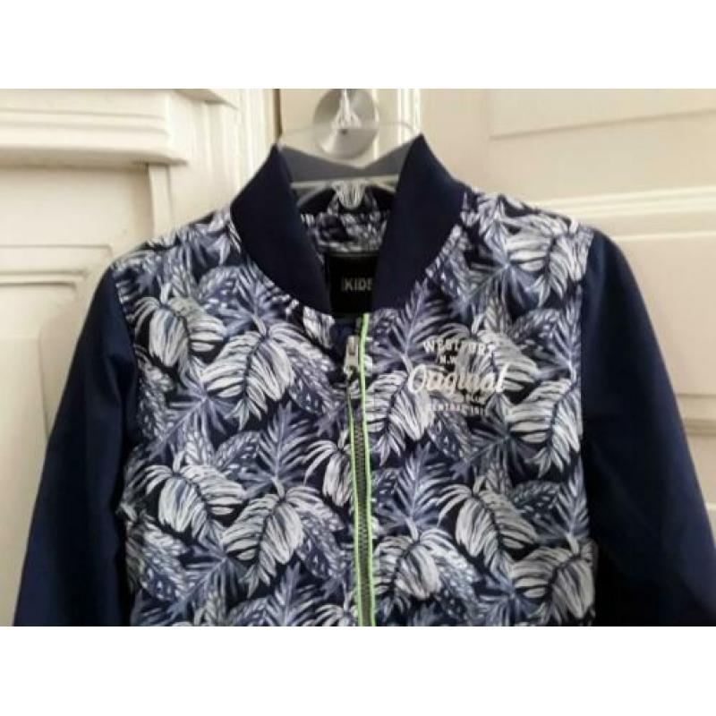 Mooie zomerjas met neonaccenten maat 122-128 nieuwstaat