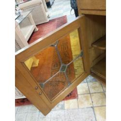 Leuke oude Kastje met glas in lood deurtjes