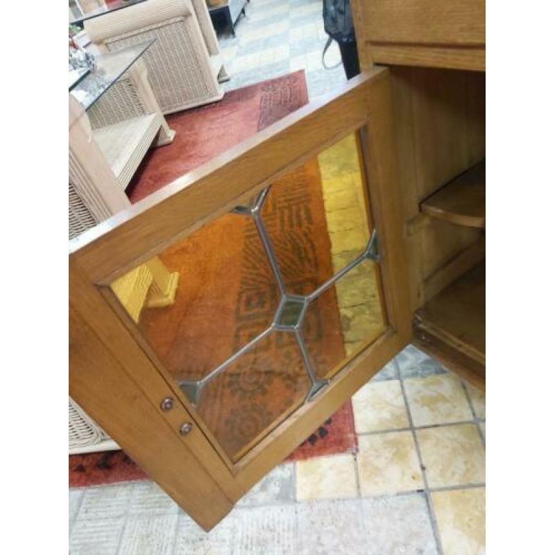Leuke oude Kastje met glas in lood deurtjes