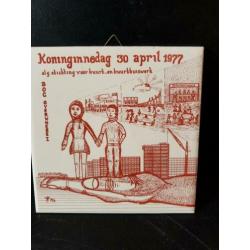 Vintage Tegeltje Koniginnendag 30 april 1977 Uitgegeven door