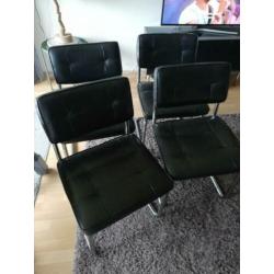 4 goede zweepstoelen met zwarte zitting