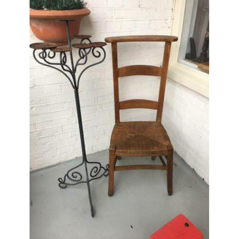 Kerk kandelaar & bidstoel hout met rieten matting dressboy ?
