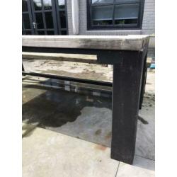 Tuin tafel en tuin bank van balken gemaakt.