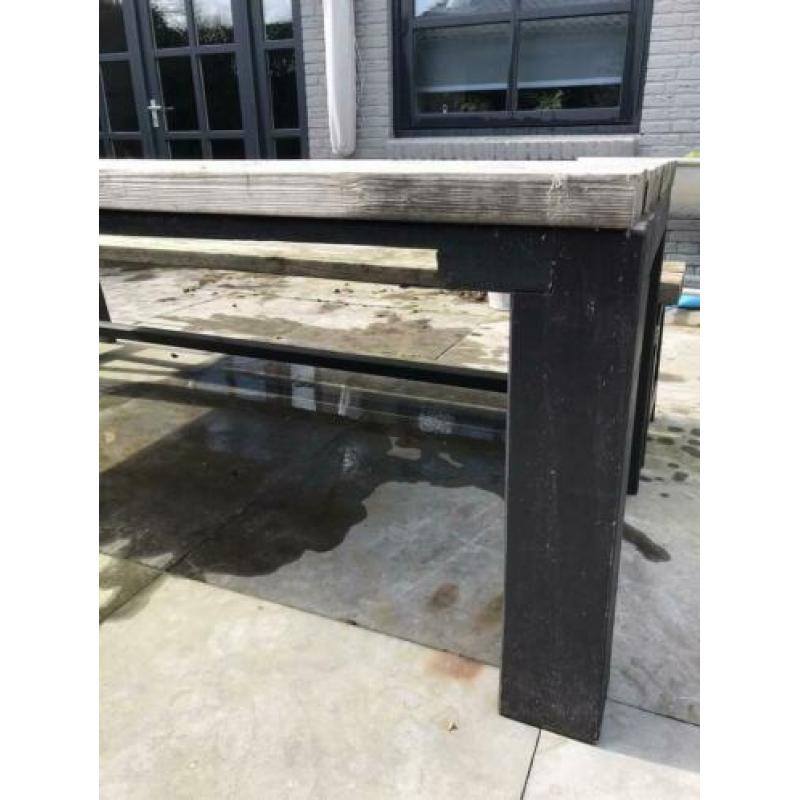 Tuin tafel en tuin bank van balken gemaakt.