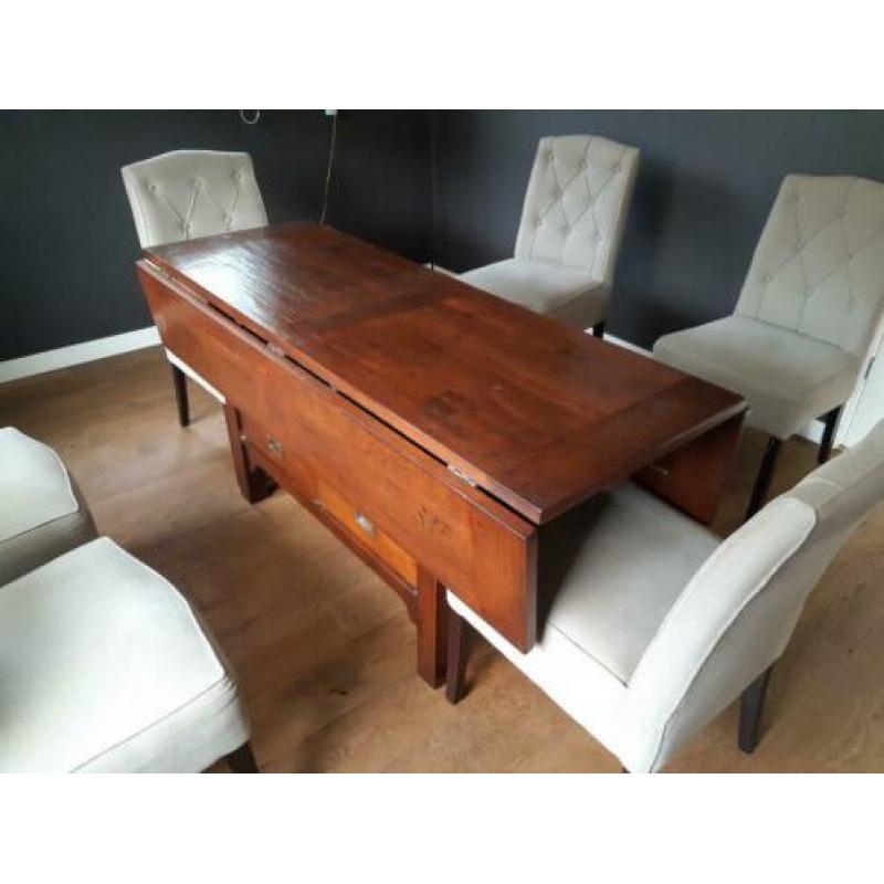 Tafel/sidetable met 6 stoelen.