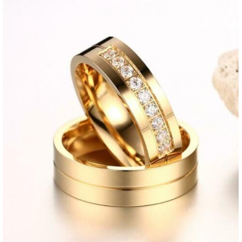 Stalen 6 mm. in goud kleur trouwring met zirkonen