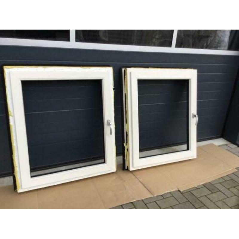 2 kunststof kozijnen draai kiep ( schuin profiel) zonderglas