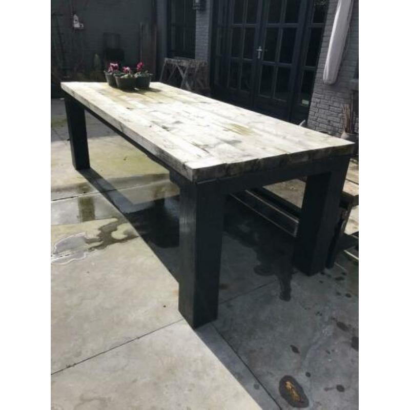 Tuin tafel en tuin bank van balken gemaakt.