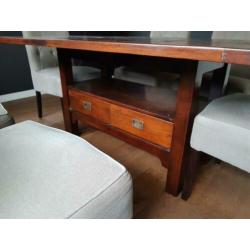 Tafel/sidetable met 6 stoelen.