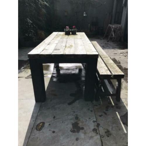 Tuin tafel en tuin bank van balken gemaakt.