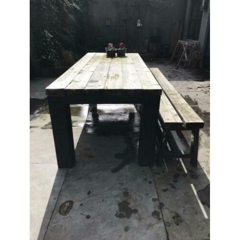 Tuin tafel en tuin bank van balken gemaakt.