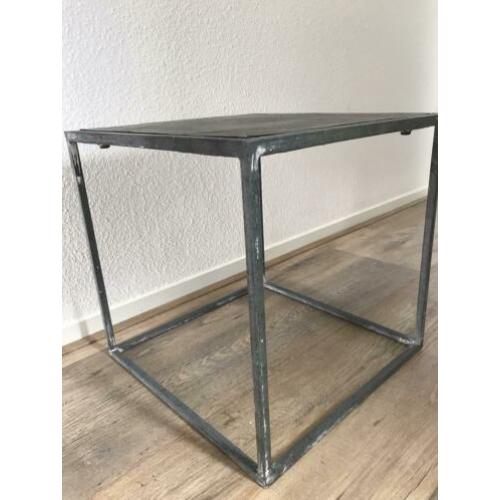 Aluminium en gietijzeren industriële bijzettafel