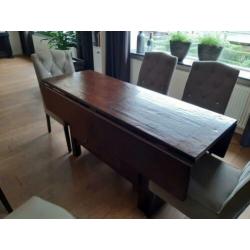 Tafel/sidetable met 6 stoelen.