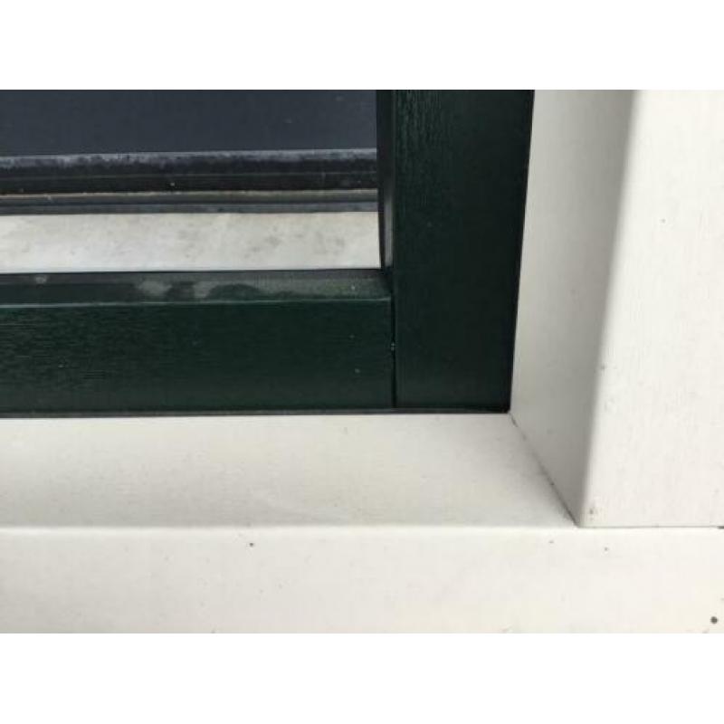 2 kunststof kozijnen draai kiep ( schuin profiel) zonderglas