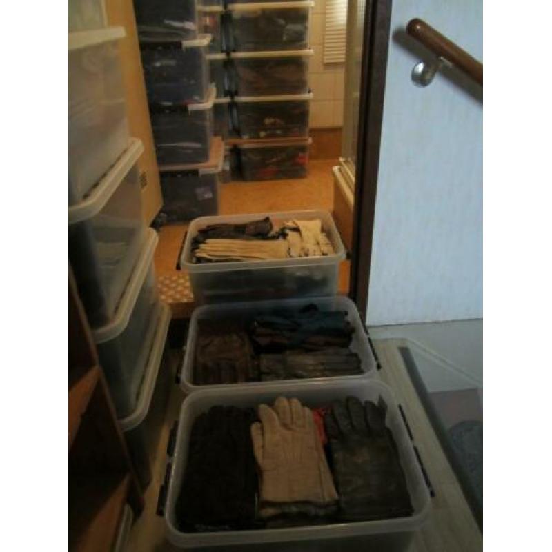 Grote verzameling handschoenen en wanten, 33 boxen.
