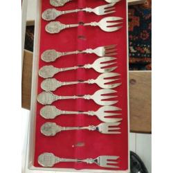 Antiek/vintage 2 dozen met vorkjes, met namen van steden