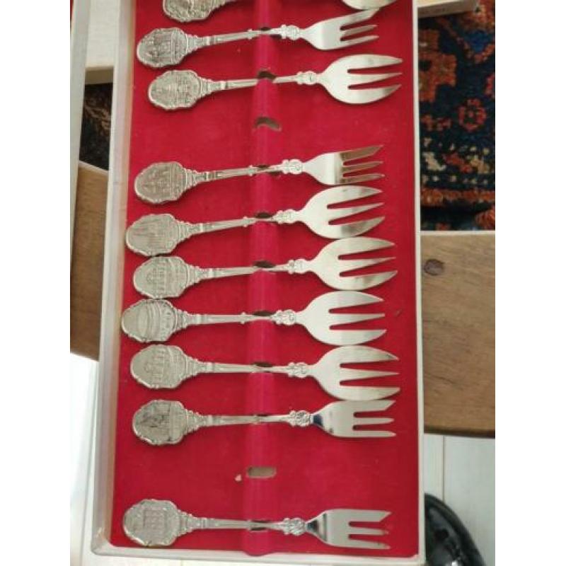Antiek/vintage 2 dozen met vorkjes, met namen van steden