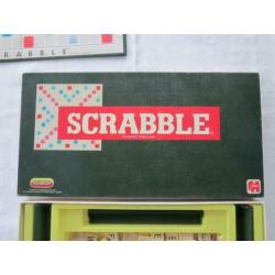 Scrabble met houten letters en groene plastic letterplankjes