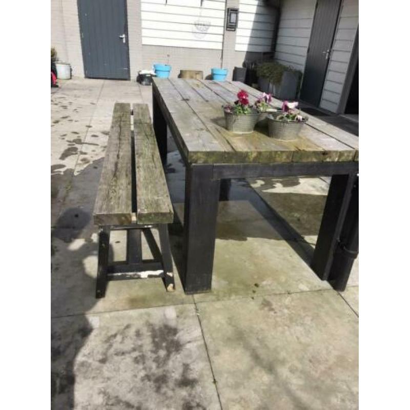 Tuin tafel en tuin bank van balken gemaakt.