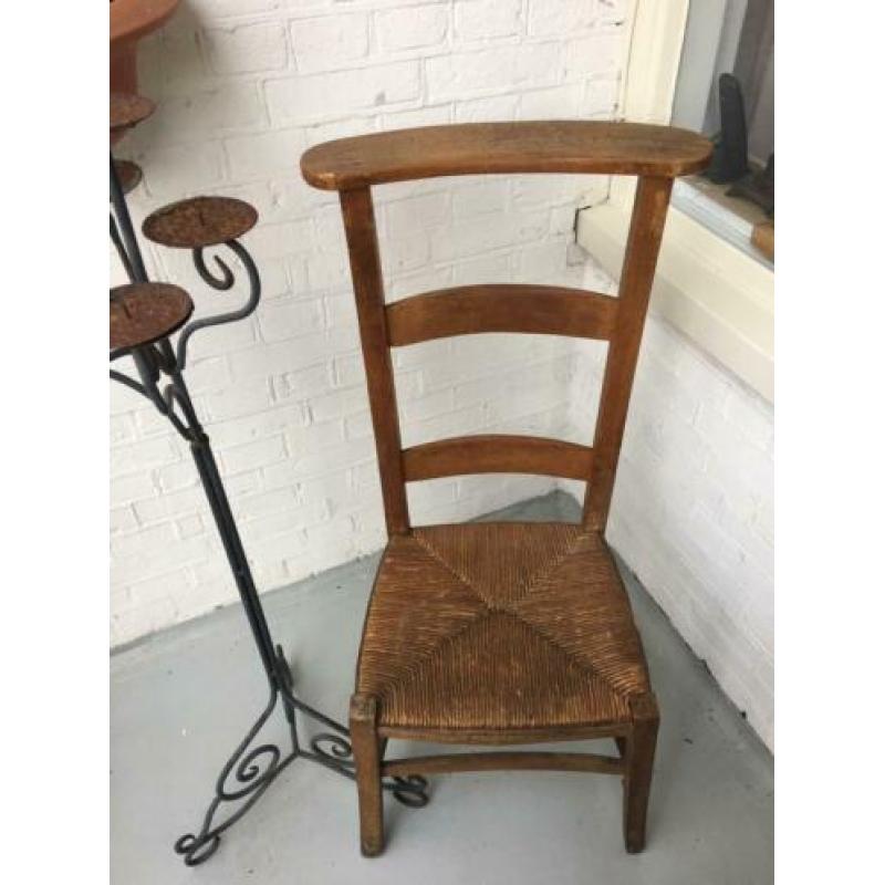 Kerk kandelaar & bidstoel hout met rieten matting dressboy ?