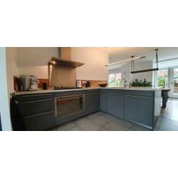 Siematic hoekkeuken met inbouwapparatuur, granieten werkblad