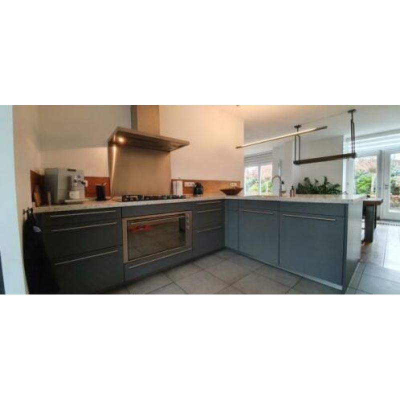 Siematic hoekkeuken met inbouwapparatuur, granieten werkblad