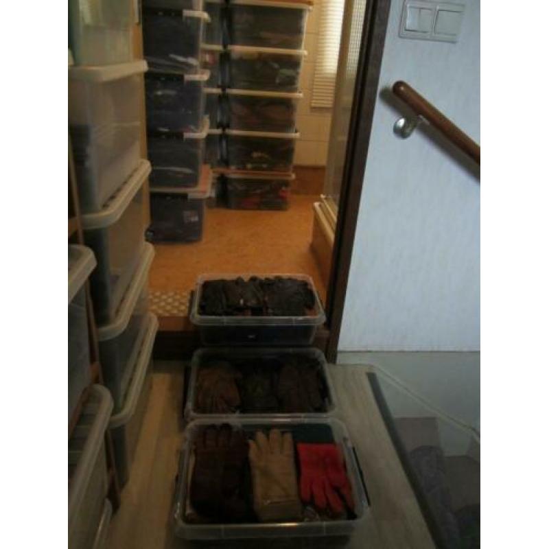 Grote verzameling handschoenen en wanten, 33 boxen.