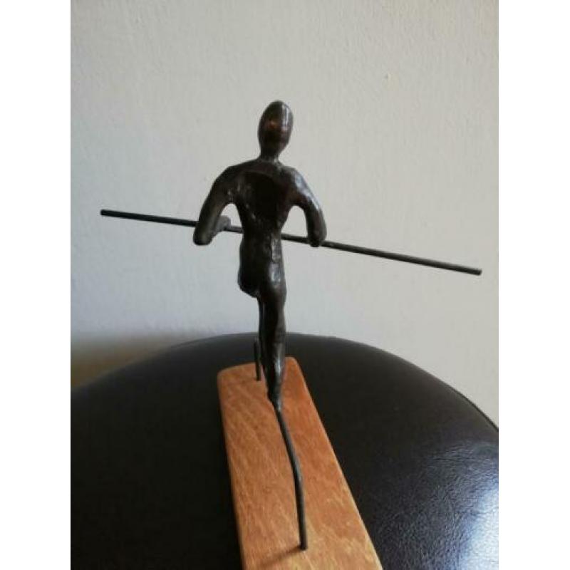 beeldje mens in evenwicht, mens zoekend naar evenwicht