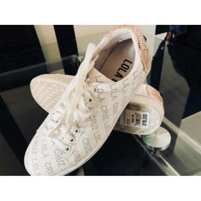 Sneakers - Lola Cruz