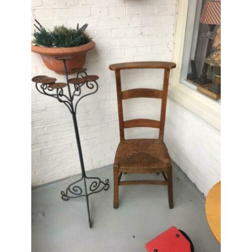 Kerk kandelaar & bidstoel hout met rieten matting dressboy ?