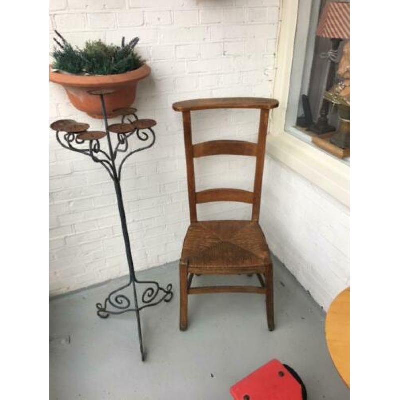 Kerk kandelaar & bidstoel hout met rieten matting dressboy ?