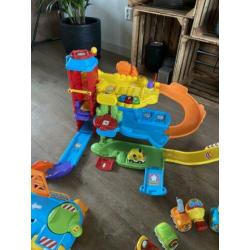 Toet Toet auto speelset’s, racebaan, parkeergarages, ect