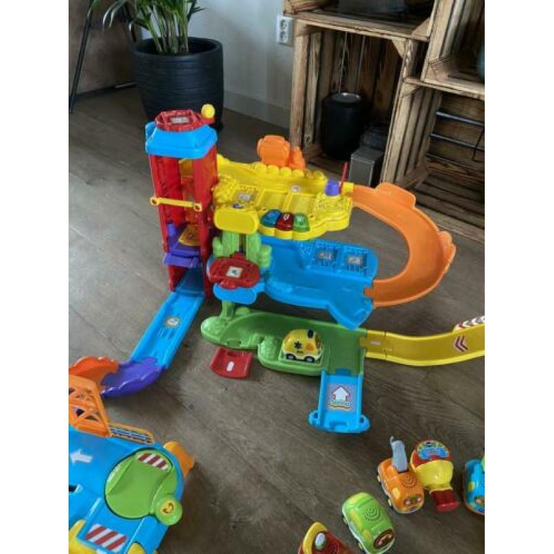 Toet Toet auto speelset’s, racebaan, parkeergarages, ect
