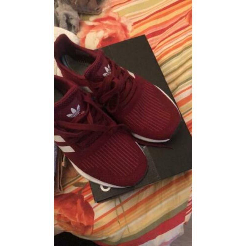 Adidas 39 bordo super mooi schoenen als nieuw ( te klein )