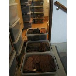 Grote verzameling handschoenen en wanten, 33 boxen.